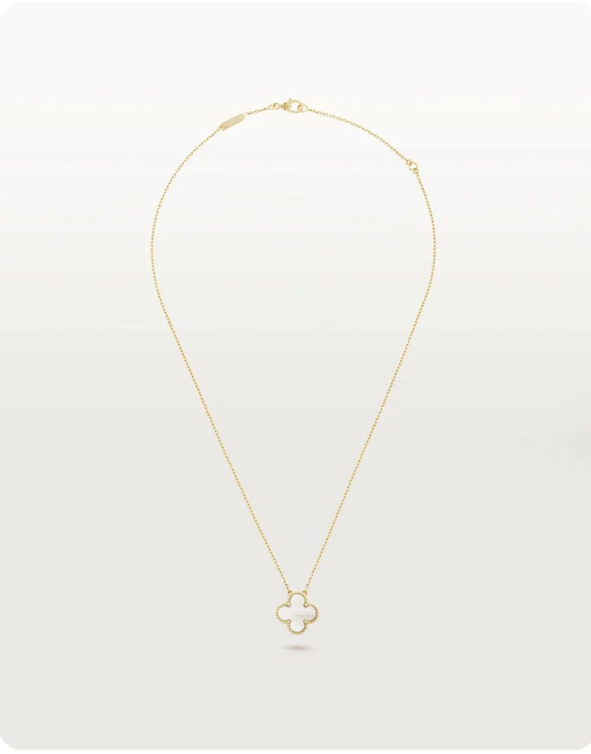 Collier pendentif trèfle porte-bonheur blanc