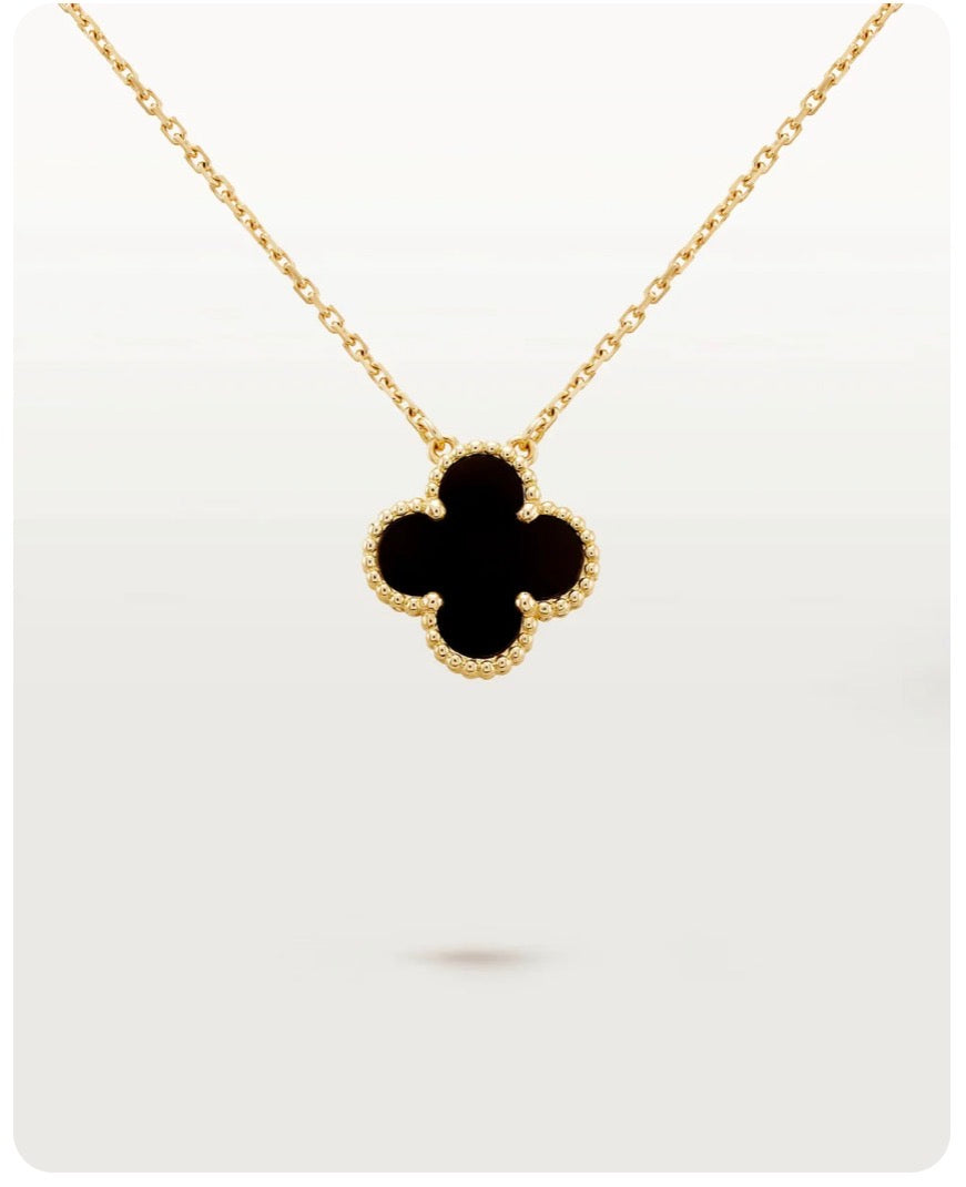 Collier pendentif trèfle porte-bonheur noir