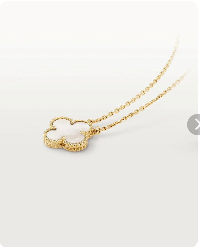 Collier pendentif trèfle porte-bonheur blanc