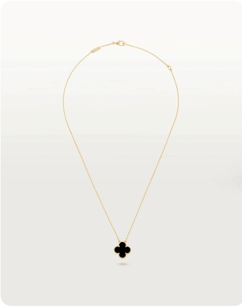 Collier pendentif trèfle porte-bonheur noir