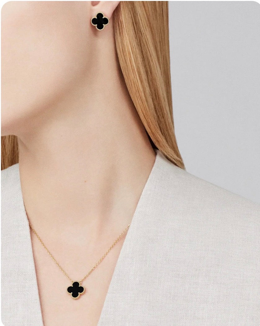 Collier pendentif trèfle porte-bonheur noir