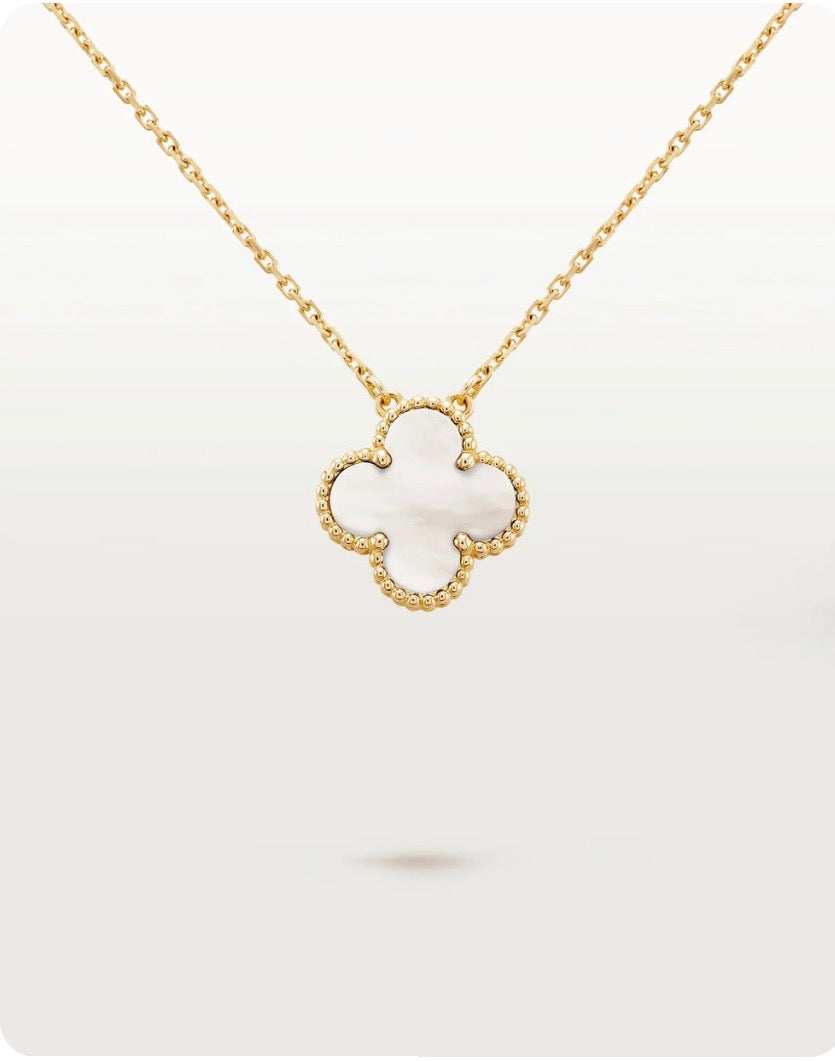 Collier pendentif trèfle porte-bonheur blanc